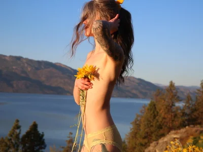 Lilmissvyx Hairy webcam from Canada