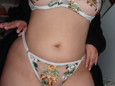 Sweet_sully__ Curvy webcam from Spain